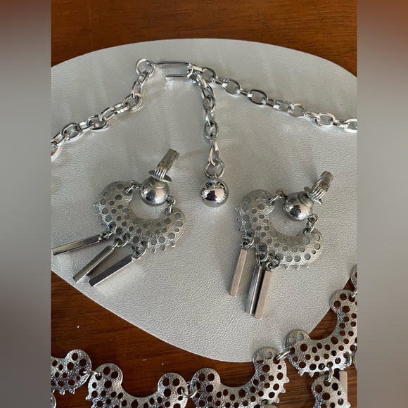 Vintage 1970s Sarah Coventry Charisma Silver Bib Necklace & Earrings Set Signed - Picture 3 of 10